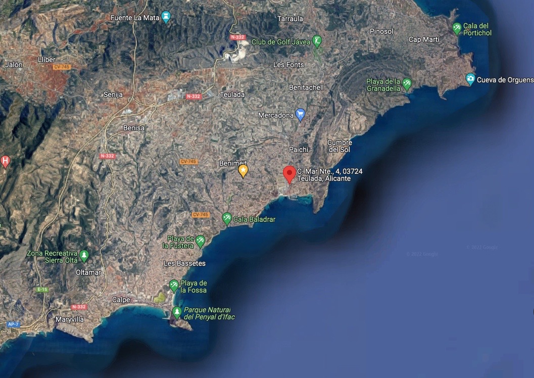 Vista de satélite que muestra la ubicación estratégica de la parcela en Moraira, destacando su proximidad a la costa mediterránea y núcleos urbanos cercanos.
