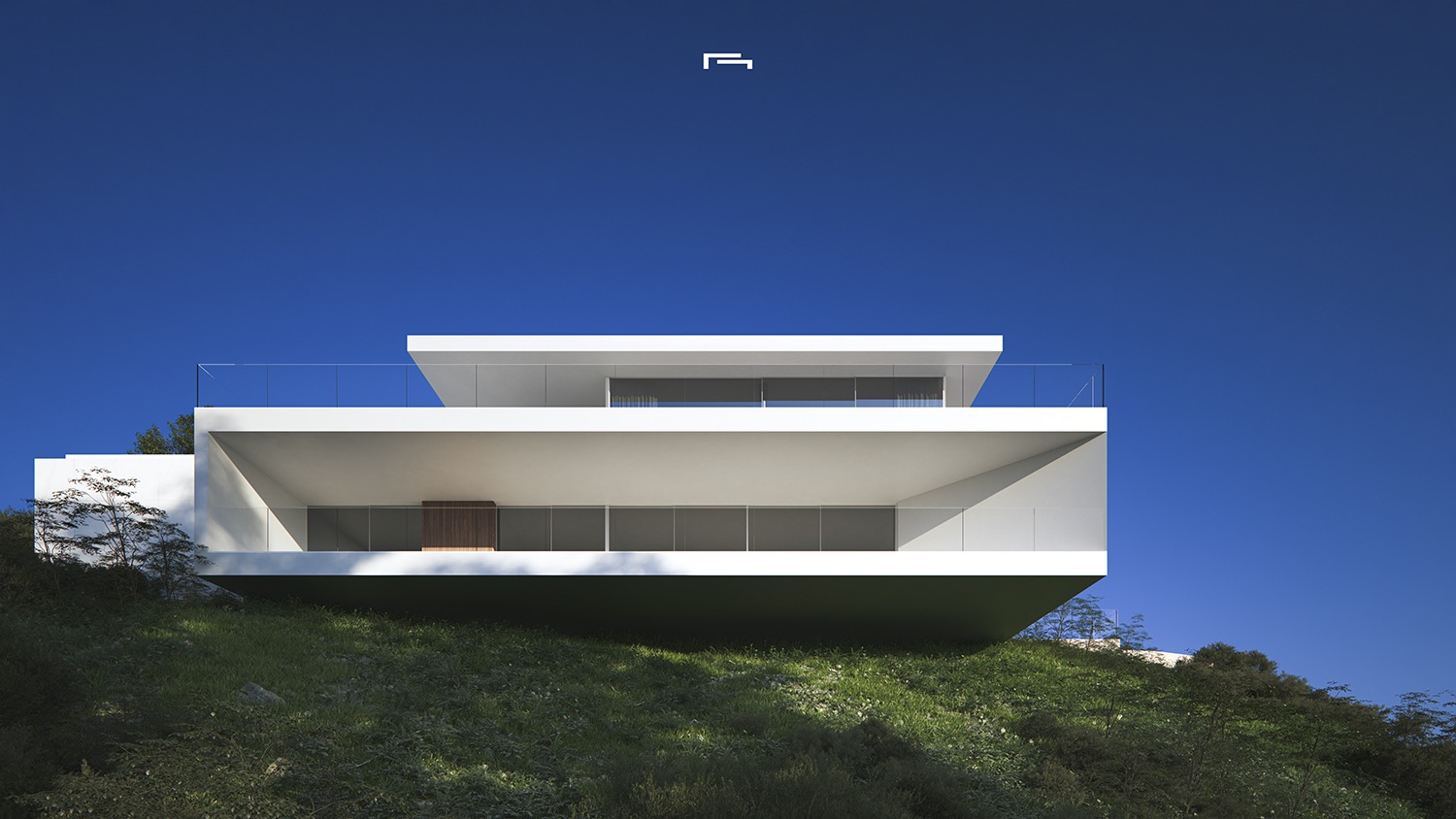 Fachada exterior de arquitectura minimalista con voladizos blancos, amplios ventanales y barandillas de cristal, situada sobre una ladera ajardinada bajo un cielo despejado.
