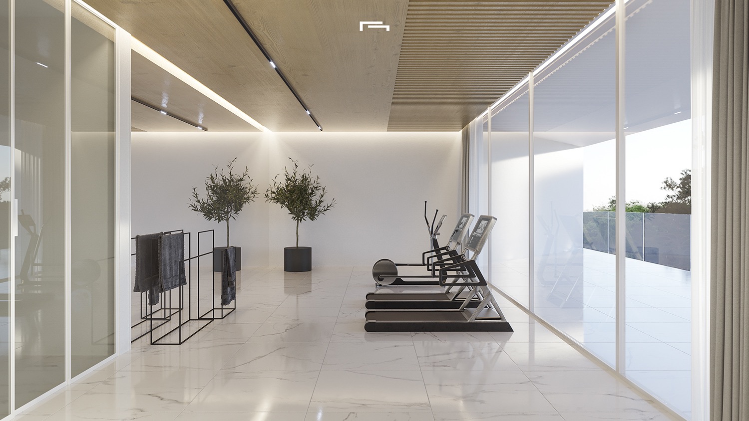 Gimnasio privado con suelo de mármol, techos de madera con listones e iluminación LED integrada. Grandes ventanales ofrecen luz natural y acceso visual al exterior.