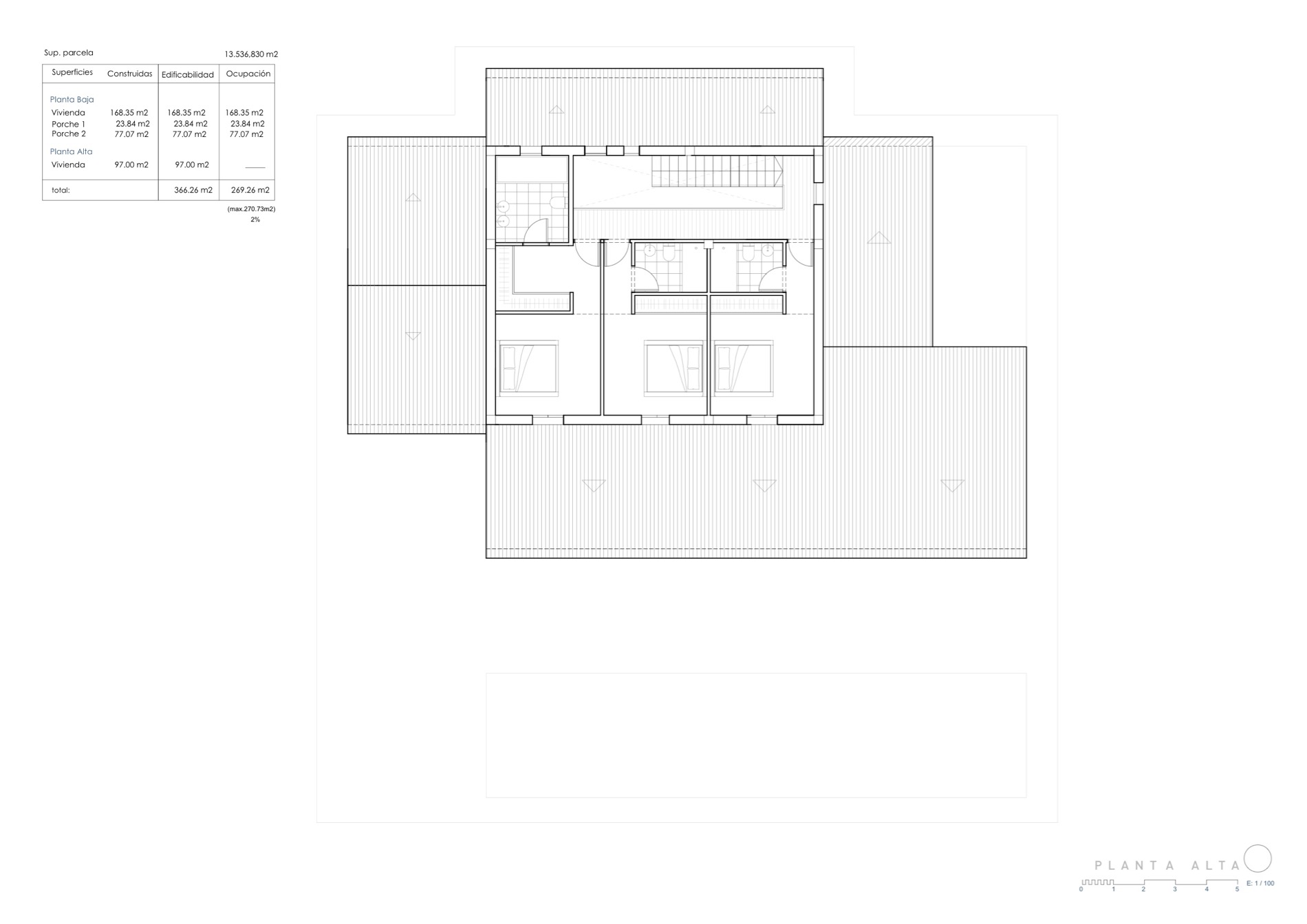 Plano arquitectónico de la planta alta con tres dormitorios y un baño completo.