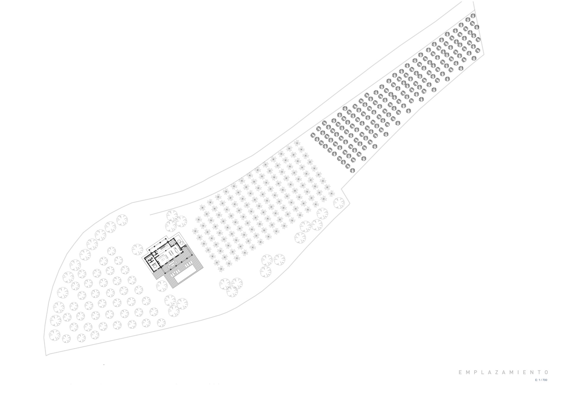 Plano de planta de villa en Jávea con piscina y jardín arbolado.
