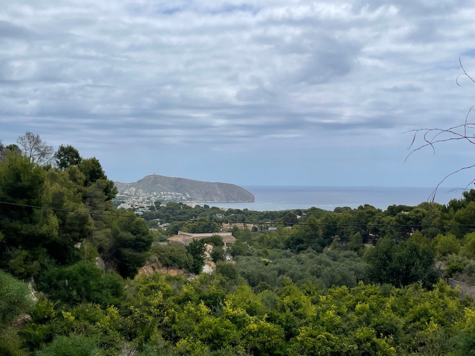 Vistas panorámicas al mar Mediterráneo y al Cap d'Or desde la parcela elevada, rodeada de vegetación autóctona y pinos en la zona de Benimeit, Moraira.
