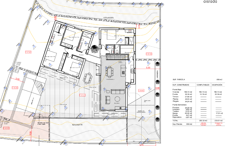 Plano técnico de la planta baja que detalla la distribución de cuatro dormitorios, salón-comedor con cocina abierta y la amplia zona exterior con piscina.
