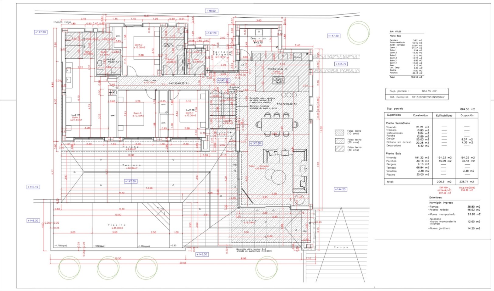 Plano técnico de la planta baja que detalla la distribución de cuatro dormitorios, salón-comedor con cocina abierta, terrazas exteriores y la zona de piscina.