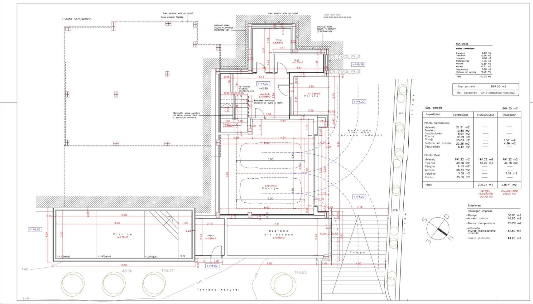 Plano técnico de la planta semisótano que detalla el garaje de 45 m², zonas de almacenamiento, acceso mediante rampa y la distribución de la piscina exterior.