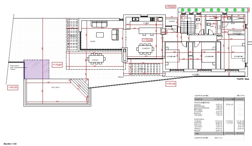 Plano detallado de la planta baja con distribución de salón, comedor, cocina integrada, tres dormitorios y zona exterior con porche y piscina privada.