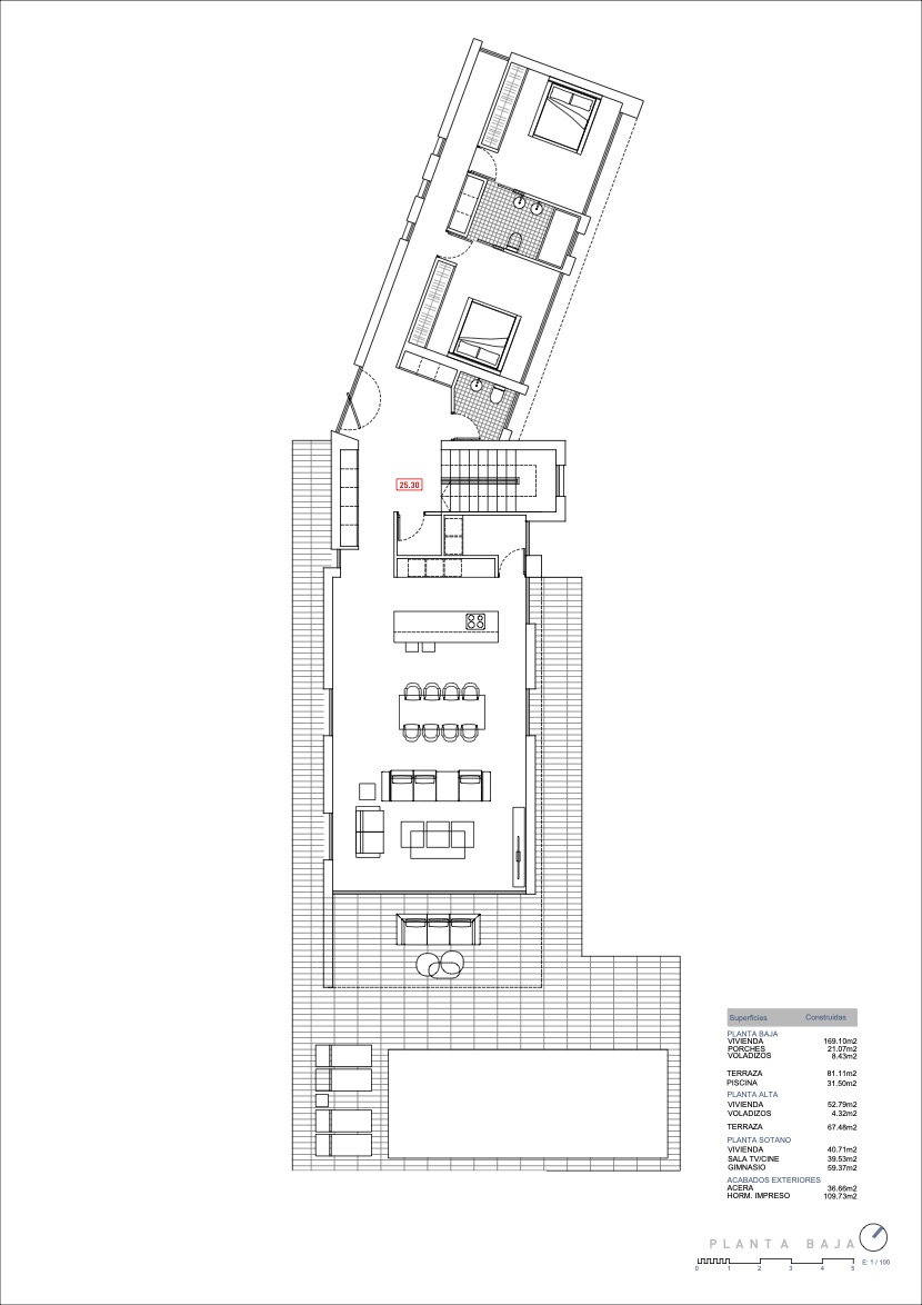 Plano técnico de la planta baja que detalla la distribución del salón, cocina con isla, dos dormitorios y la zona exterior con terraza de 81 m² y piscina privada.