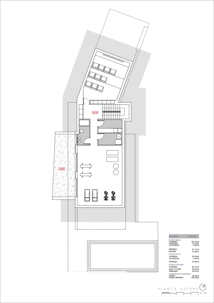 Plano técnico de la planta sótano que detalla una sala de cine privada, un gimnasio equipado, baños y zonas de servicio con sus respectivas superficies construidas.