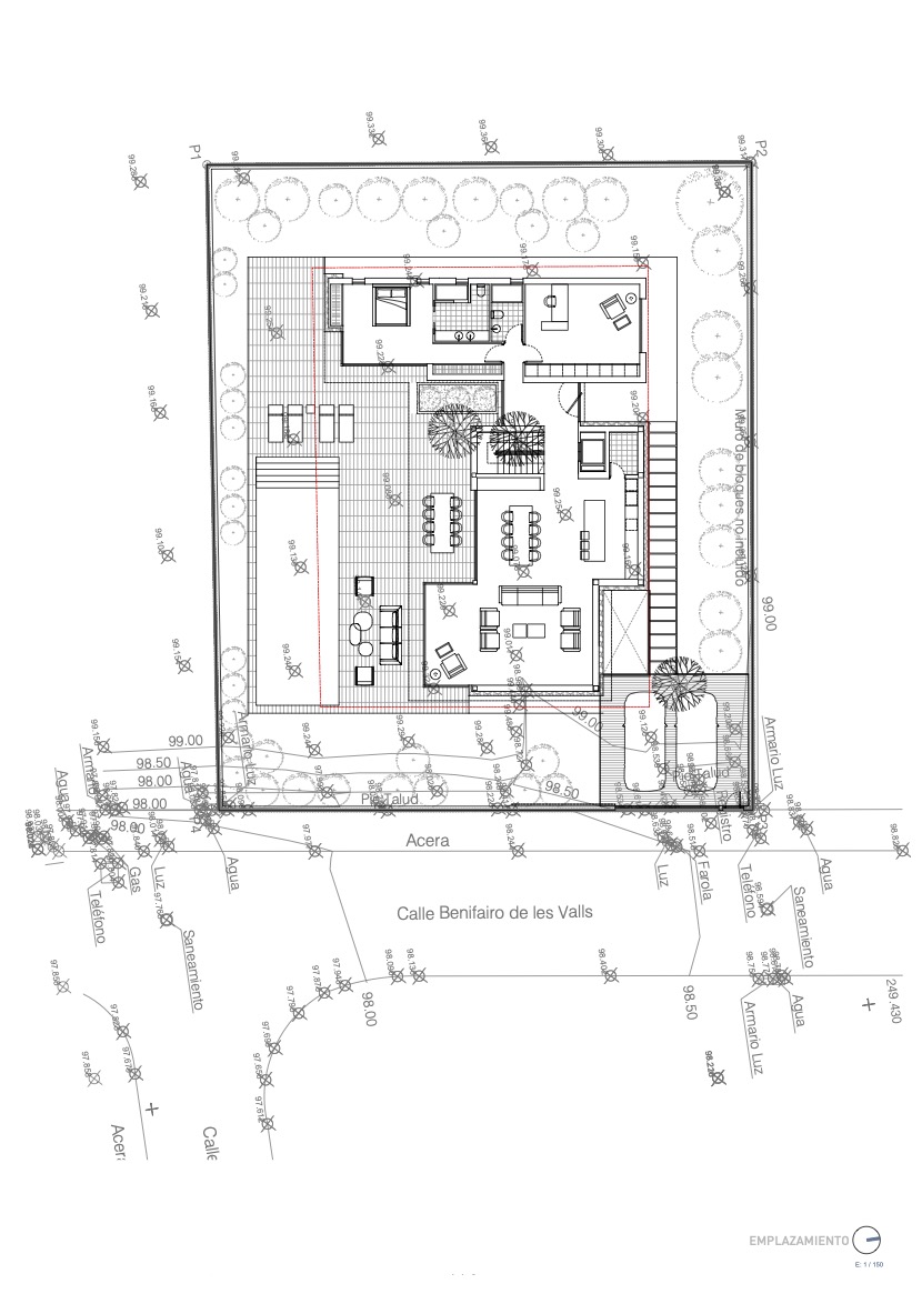 Plano de emplazamiento a escala 1:150 que muestra la huella de la villa, la piscina, las zonas de terraza y la topografía detallada de la parcela en Moraira.