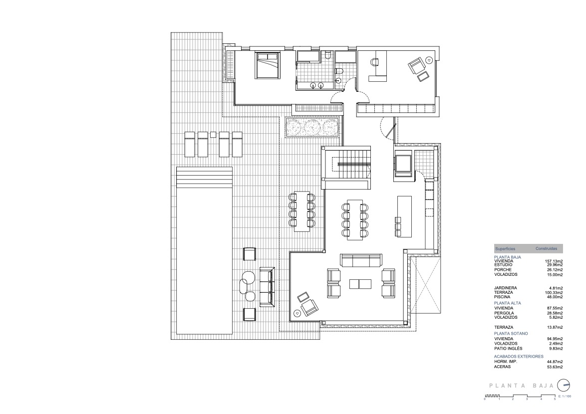 Plano técnico de la planta baja que detalla la distribución diáfana, la amplia terraza con piscina y el desglose de superficies construidas.