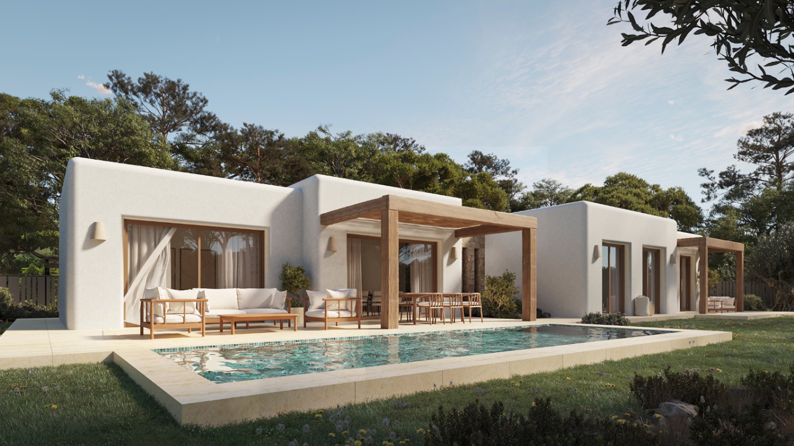 Exterior de villa ibicenca con fachada de líneas curvas, pérgolas de madera natural y piscina rectangular integrada en un jardín con pinos y mobiliario de salón.