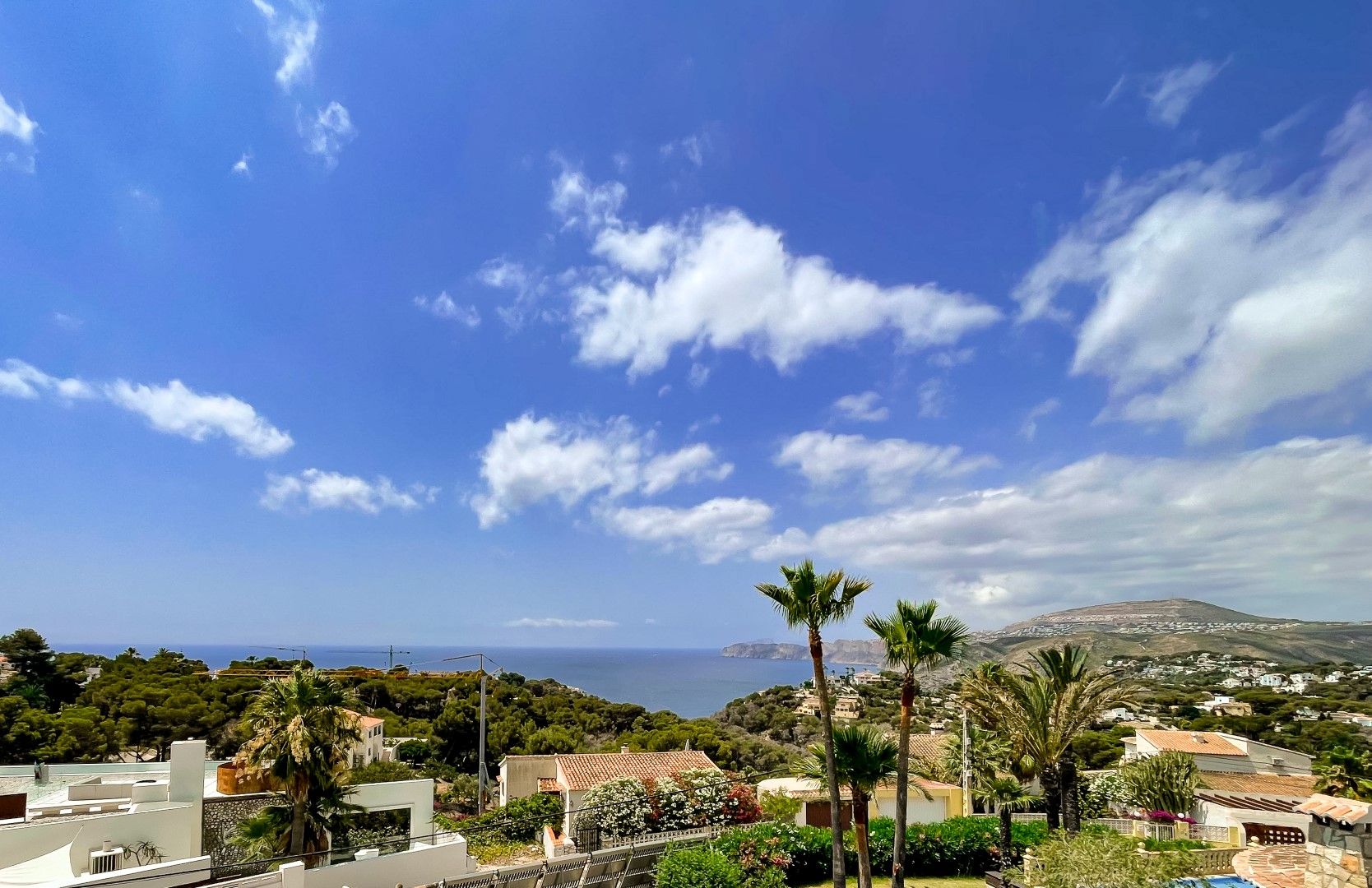 Vista panorámica ininterrumpida al mar Mediterráneo y al valle desde la propiedad, destacando la vegetación autóctona y el perfil costero de Jávea.