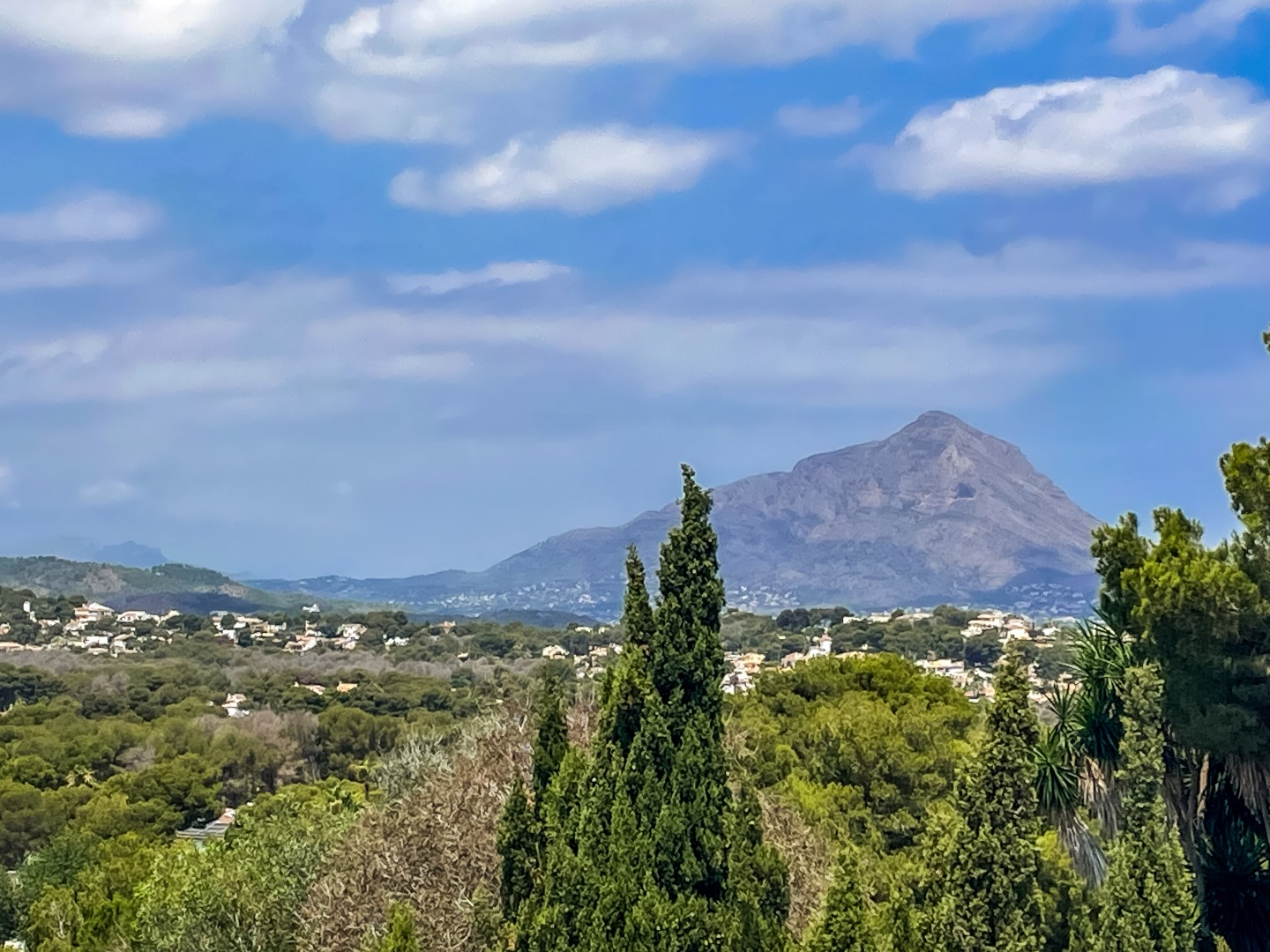 Vistas panorámicas desde la propiedad hacia el valle y el macizo del Montgó, rodeadas de vegetación mediterránea autóctona y cielos despejados.