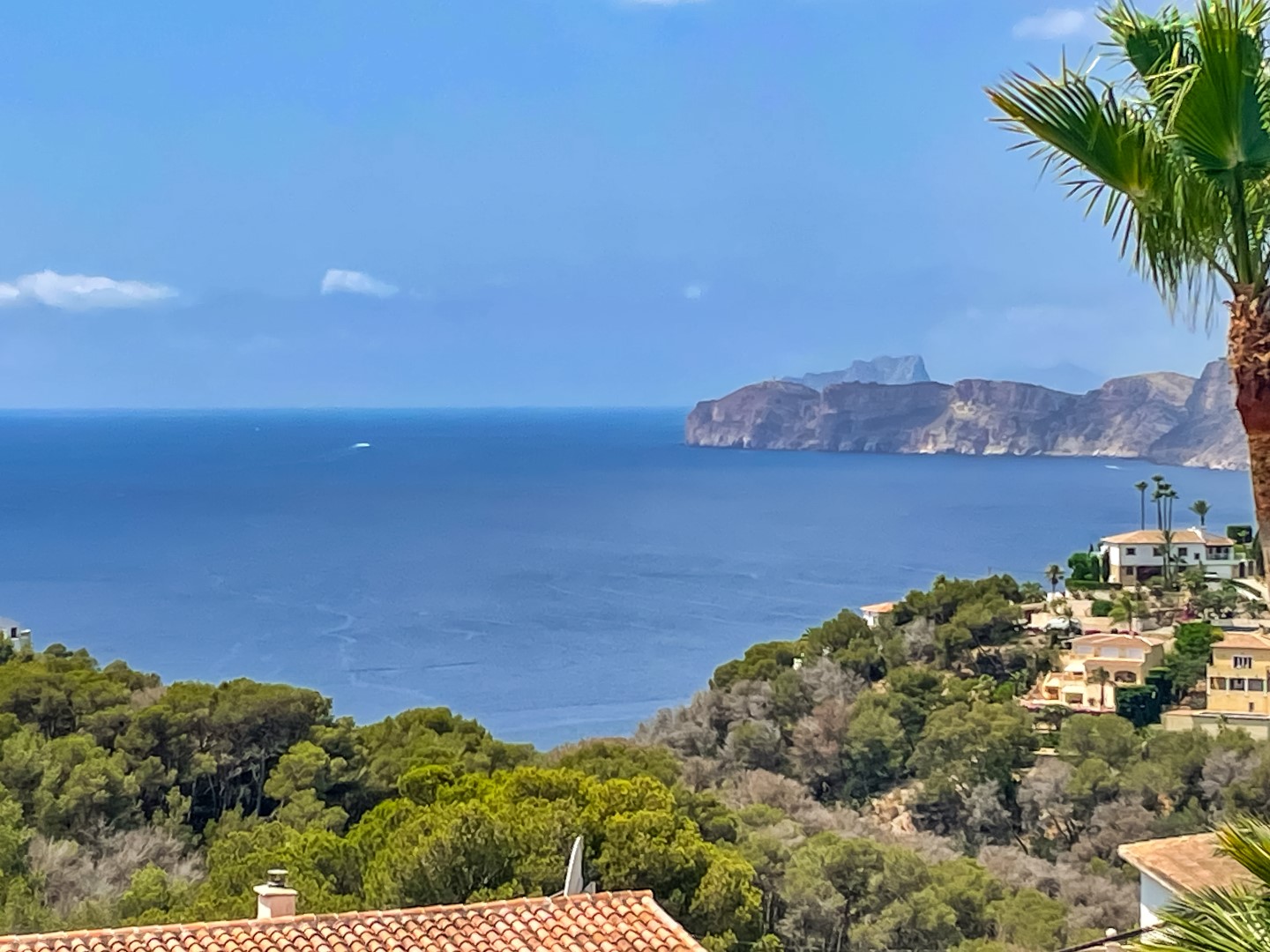 Vistas panorámicas ininterrumpidas al mar Mediterráneo y los acantilados de Jávea desde la posición elevada de la propiedad en Balcón al Mar.