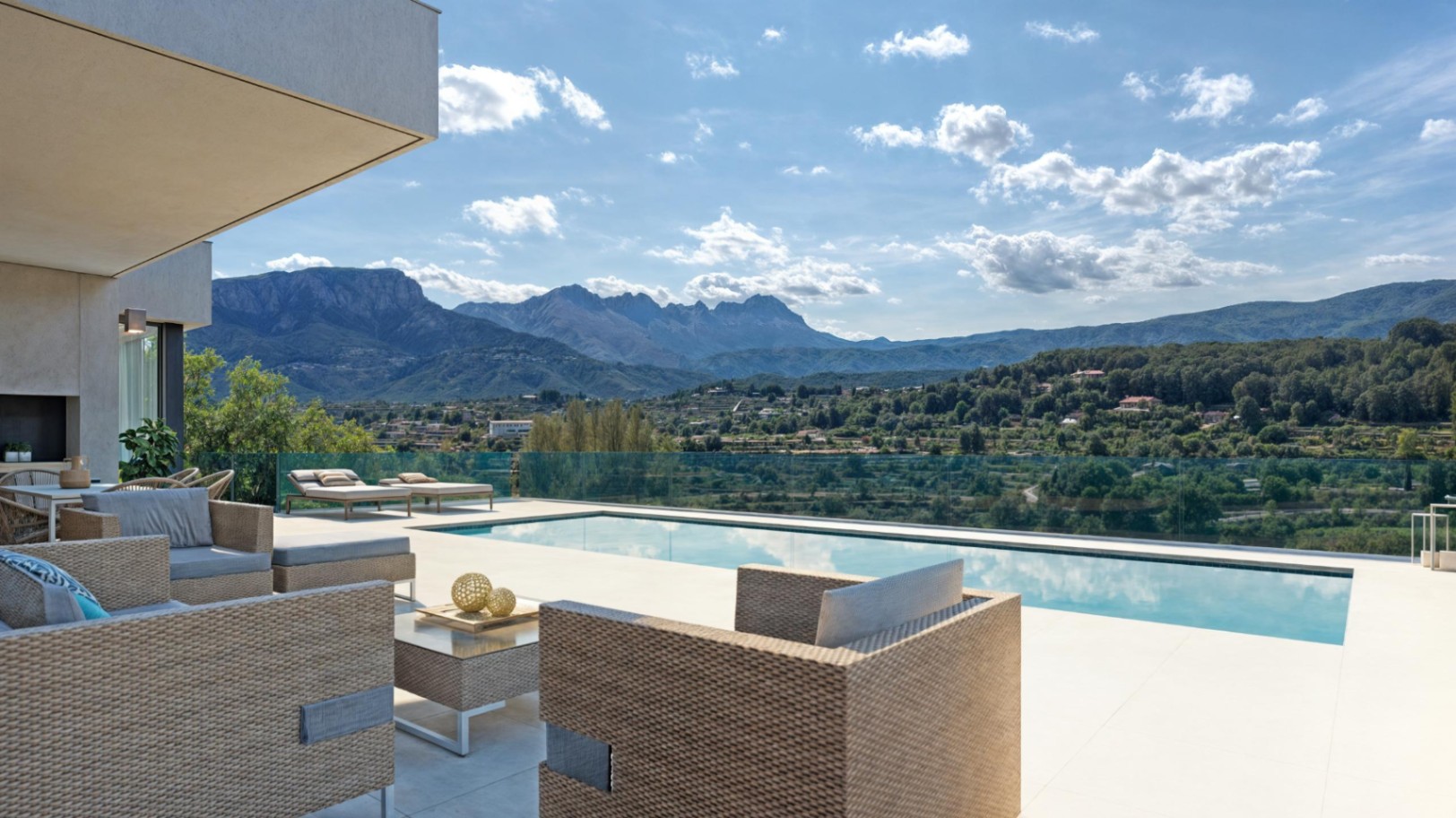 Terraza exterior con piscina, mobiliario de ratán y vistas panorámicas despejadas a la Sierra de Bernia y el entorno natural.