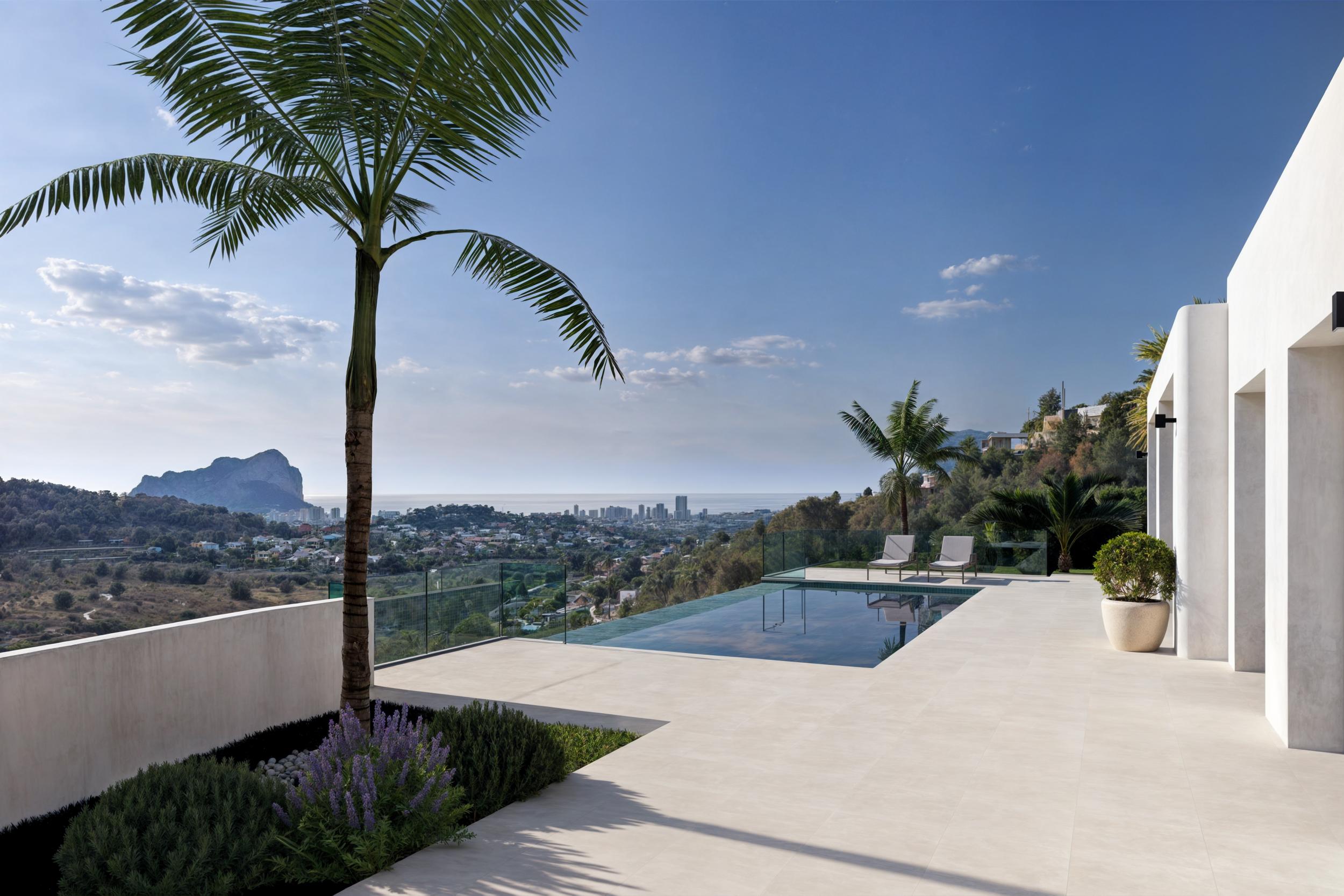 Vista de la piscina infinita con vistas panorámicas de Calpe y el Peñón de Ifach.