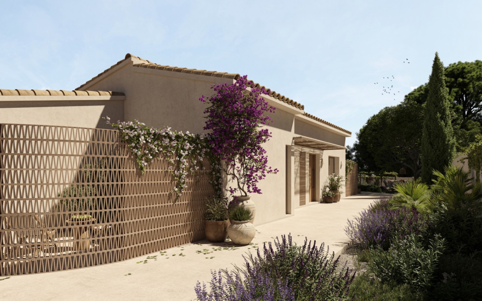 Fachada exterior con celosía decorativa, buganvillas en macetas de barro y jardín mediterráneo. La arquitectura destaca por sus tonos arena, vigas de madera y acabados naturales.