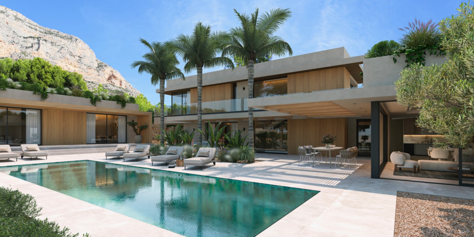 Exterior de villa moderna con piscina rectangular, acabados en madera y hormigón, y paisajismo mediterráneo bajo el macizo del Montgó.