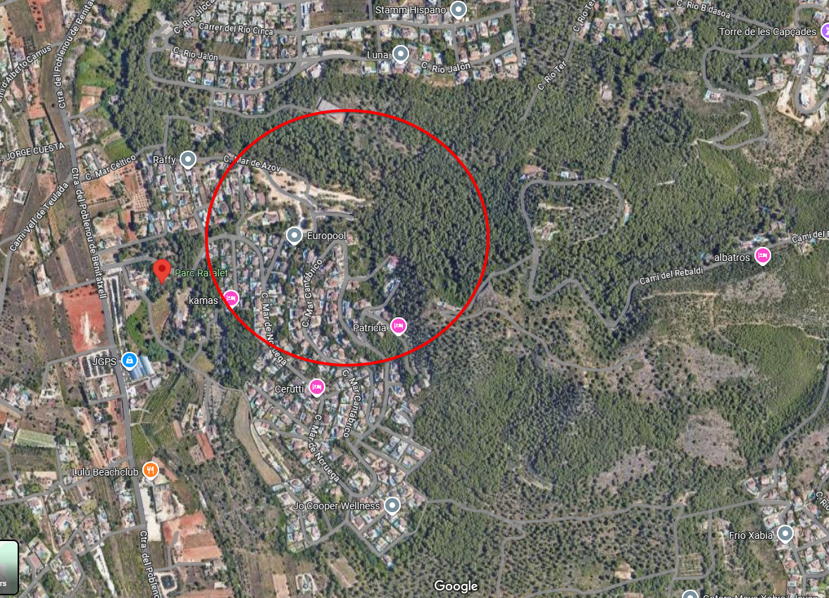 Vista aérea de ubicación en zona residencial rodeada de pinos, destacando la proximidad al Parc Rafalet y calles principales del sector.