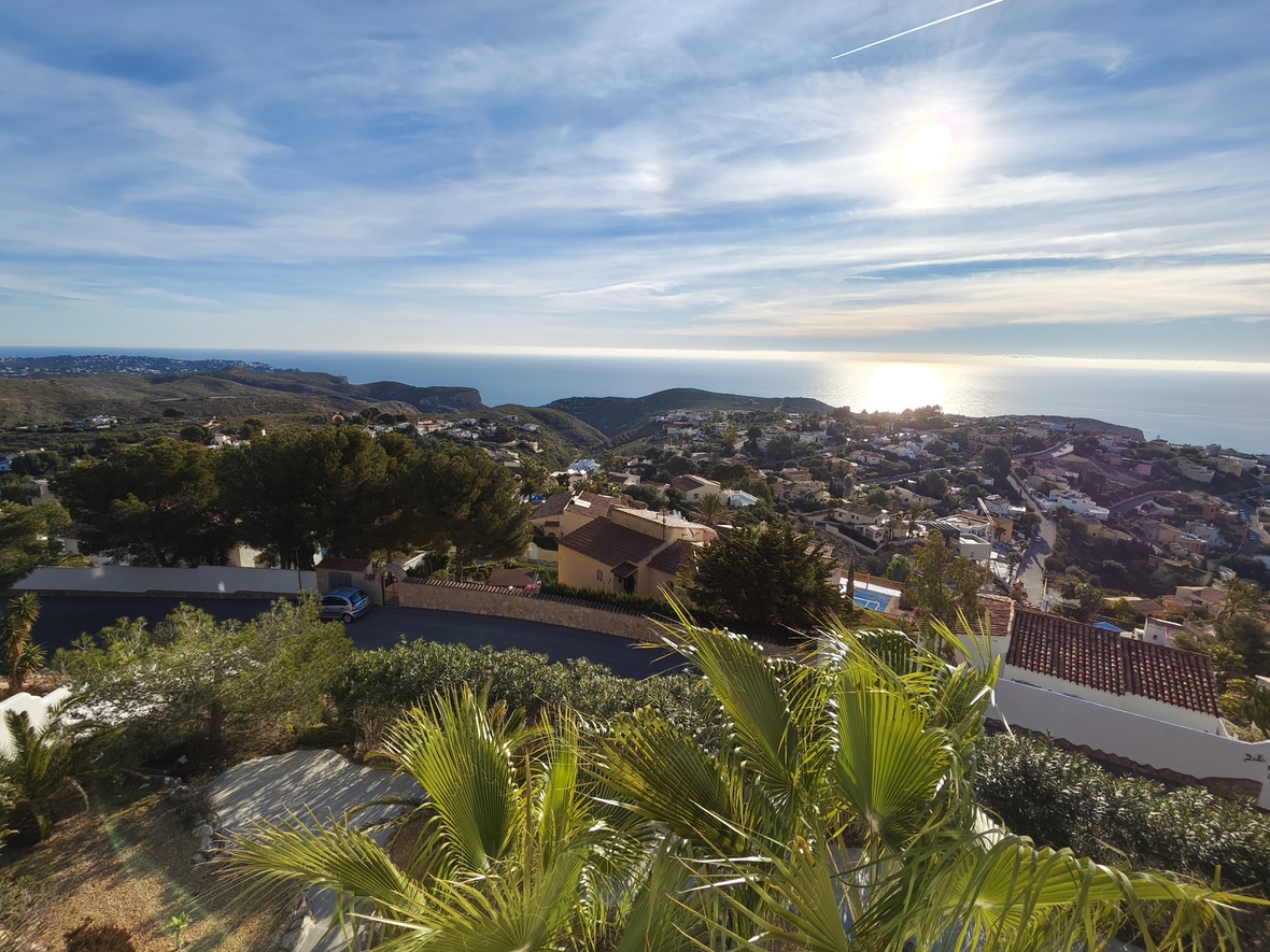 Vistas panorámicas al mar Mediterráneo desde una posición elevada, rodeada de vegetación autóctona y arquitectura costera tradicional.