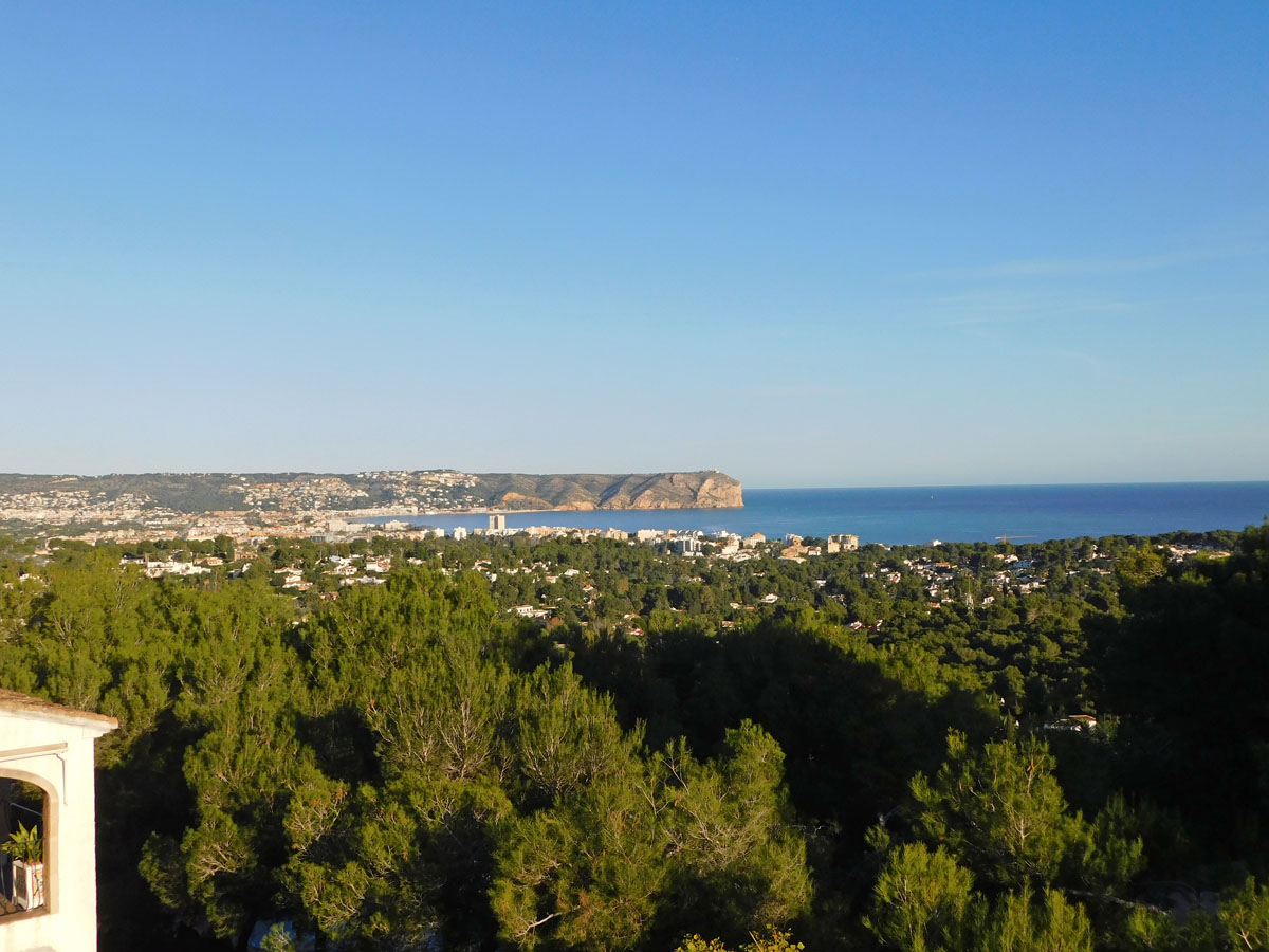 Vistas panorámicas al mar Mediterráneo y al Cabo San Antonio desde la propiedad, rodeada de un entorno natural de pinos en Costa Nova, Jávea.