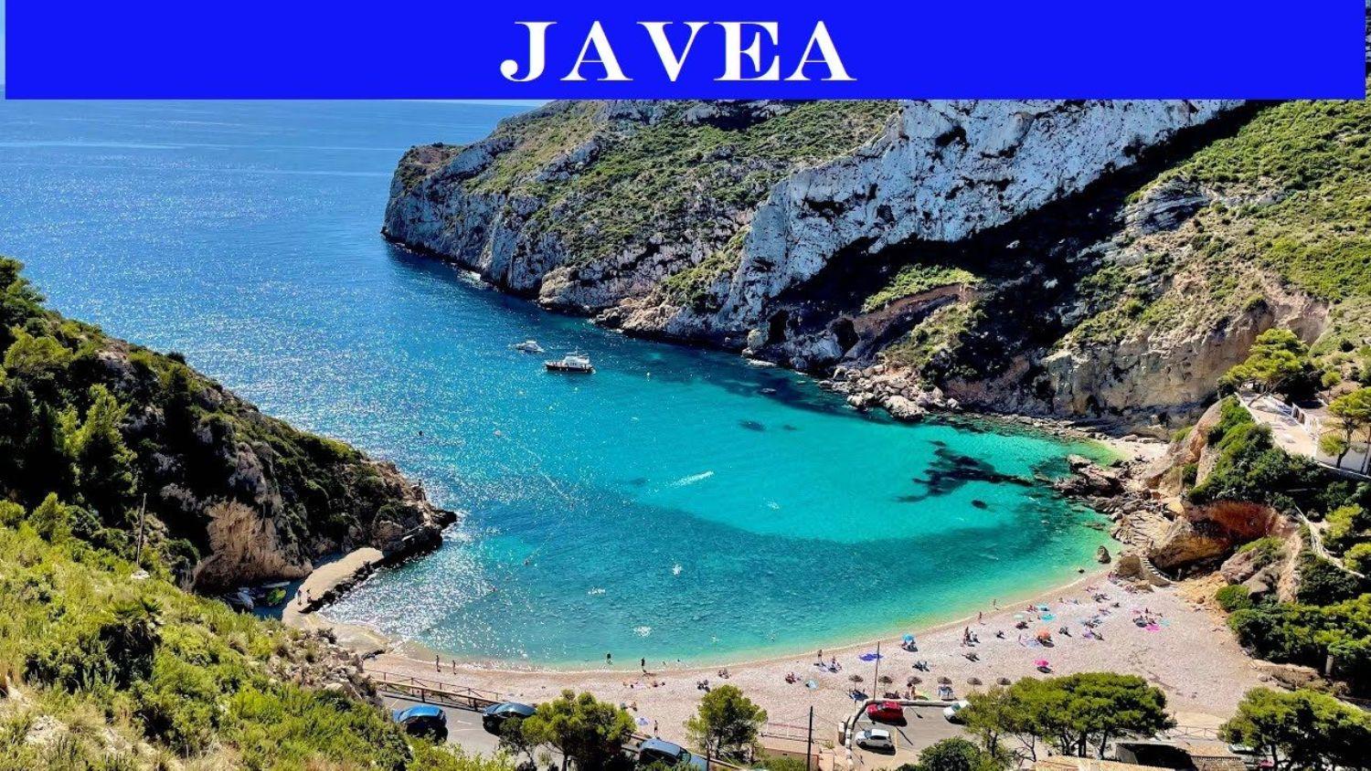 Vista panorámica de la Cala de la Granadella en Jávea, destacando sus aguas cristalinas color turquesa rodeadas de acantilados blancos y vegetación mediterránea.