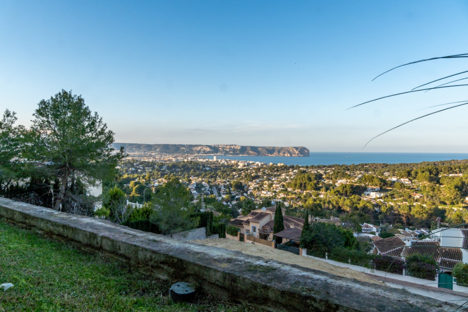 Vistas panorámicas desde la propiedad hacia la bahía de Jávea y el Cabo San Antonio, rodeadas de vegetación mediterránea y pinos autóctonos.
