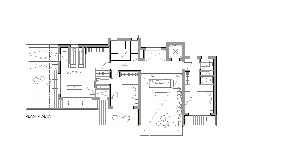 Plano detallado de la planta alta que muestra tres dormitorios con baños en suite, el hueco del ascensor, la escalera central y amplias terrazas exteriores.