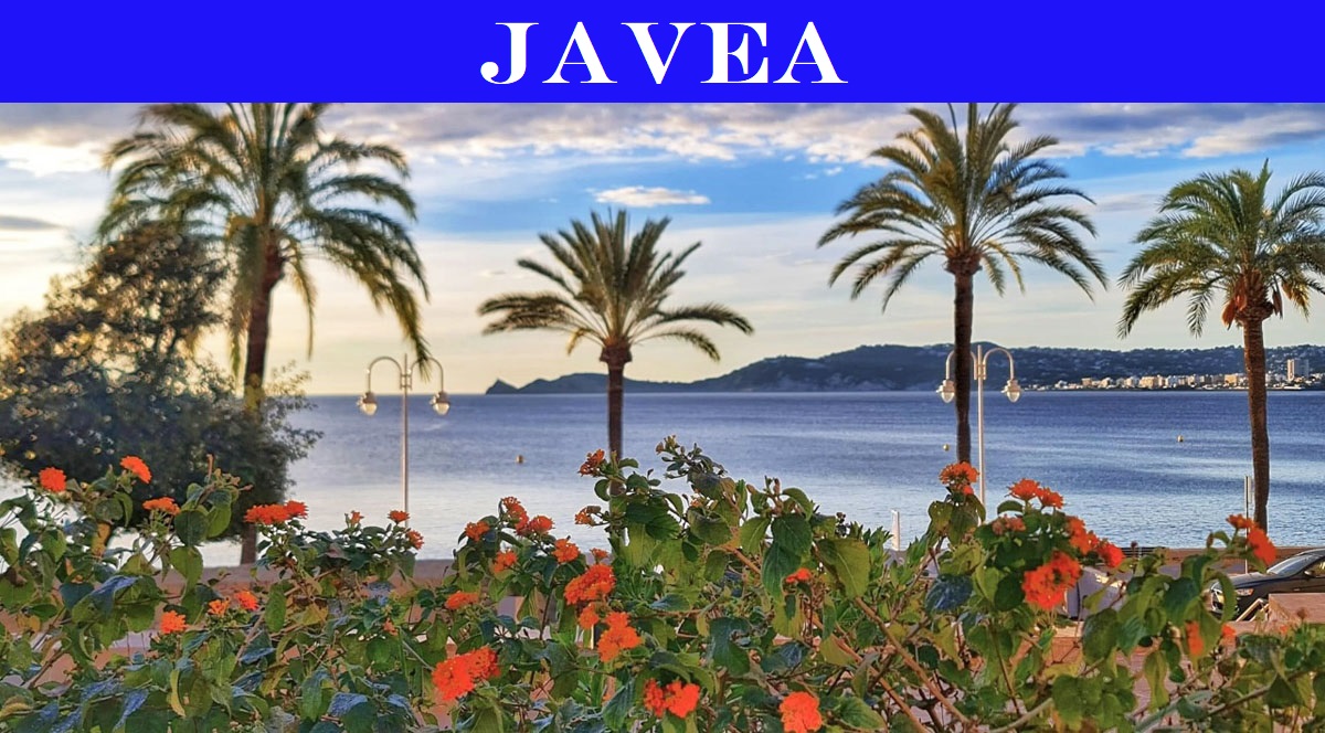 Vistas panorámicas de la bahía de Jávea con palmeras y flores mediterráneas en primer plano frente al mar.