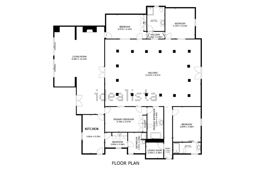 Plano detallado de la vivienda en una sola planta, destacando un amplio salón de 83 m² y un gran distribuidor central con columnas que conecta todas las estancias.