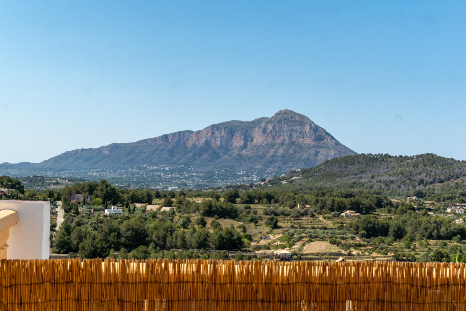 Vistas panorámicas despejadas al macizo del Montgó desde la propiedad, rodeada de un entorno natural de pinos y vegetación mediterránea.