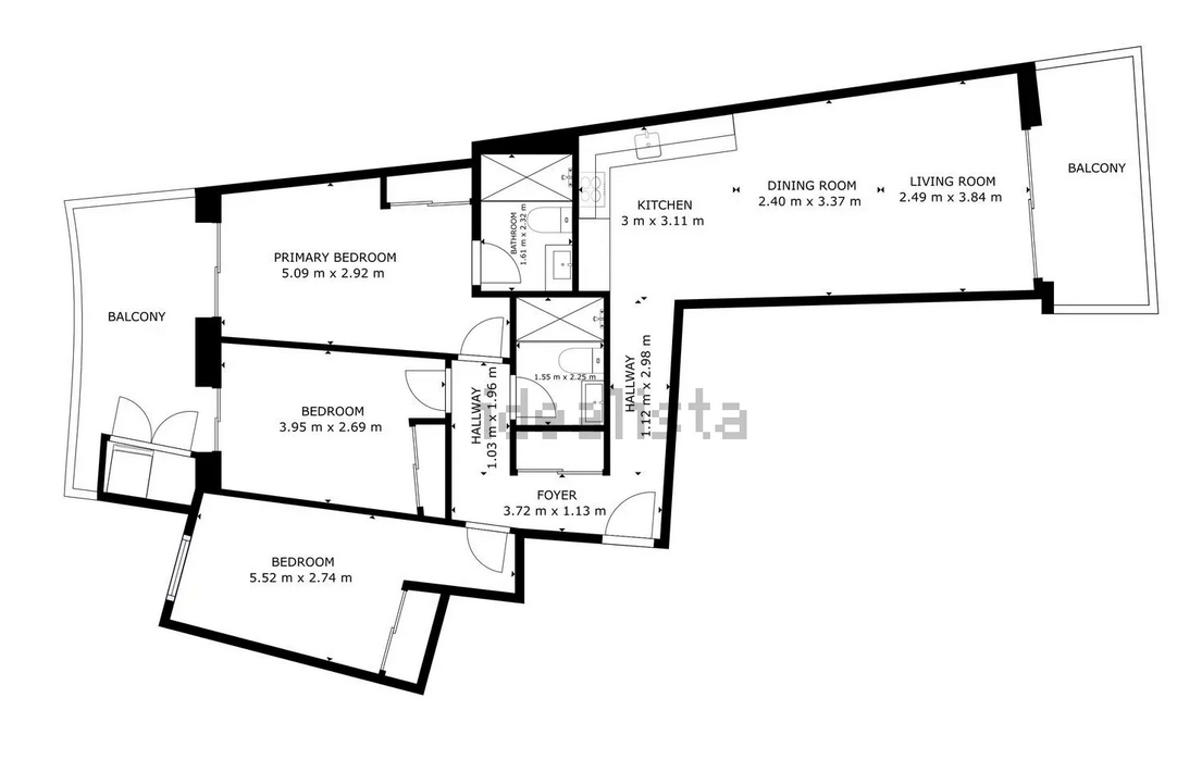 Plano detallado que muestra la distribución de tres dormitorios, dos baños, salón-comedor con cocina integrada y dos balcones privados con sus dimensiones.