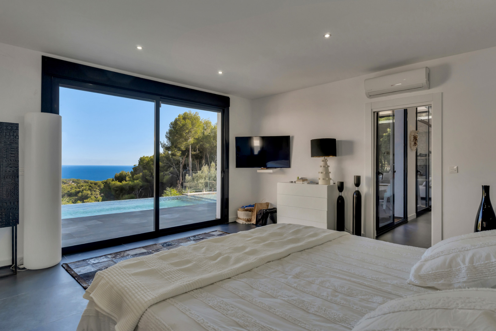 Villa moderna de cuatro dormitorios en Moraira con vistas al mar y piscina