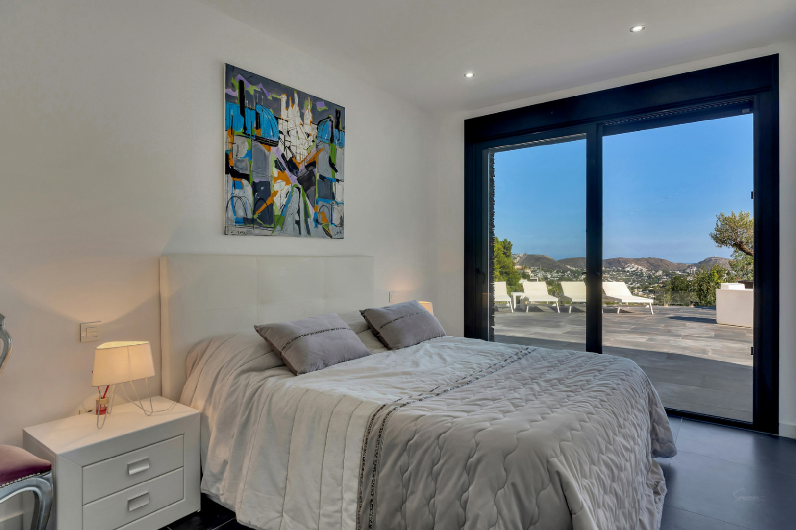 Villa moderna de cuatro dormitorios en Moraira con vistas al mar y piscina