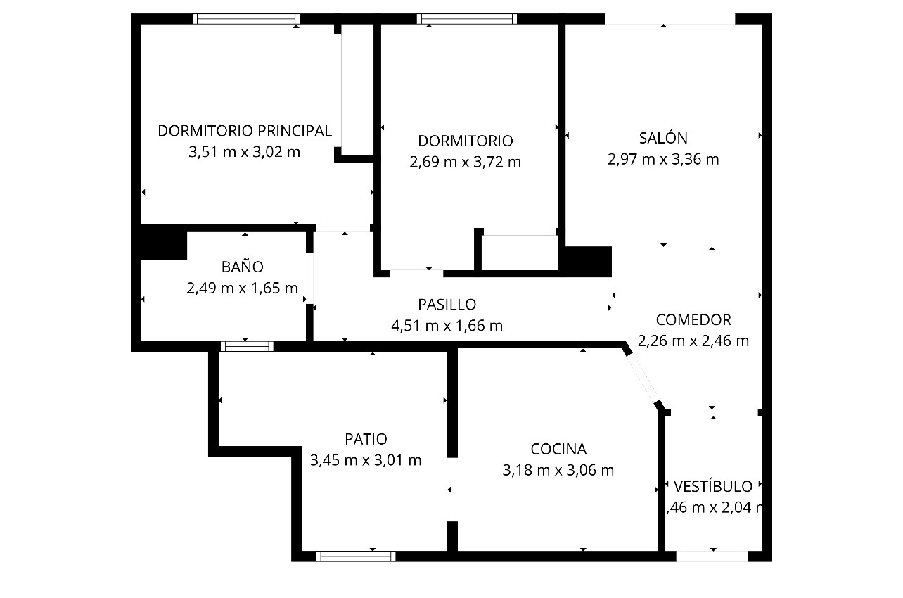 Plano detallado de la vivienda que muestra la distribución de dos dormitorios, salón-comedor, cocina independiente, baño y un patio interior privado.