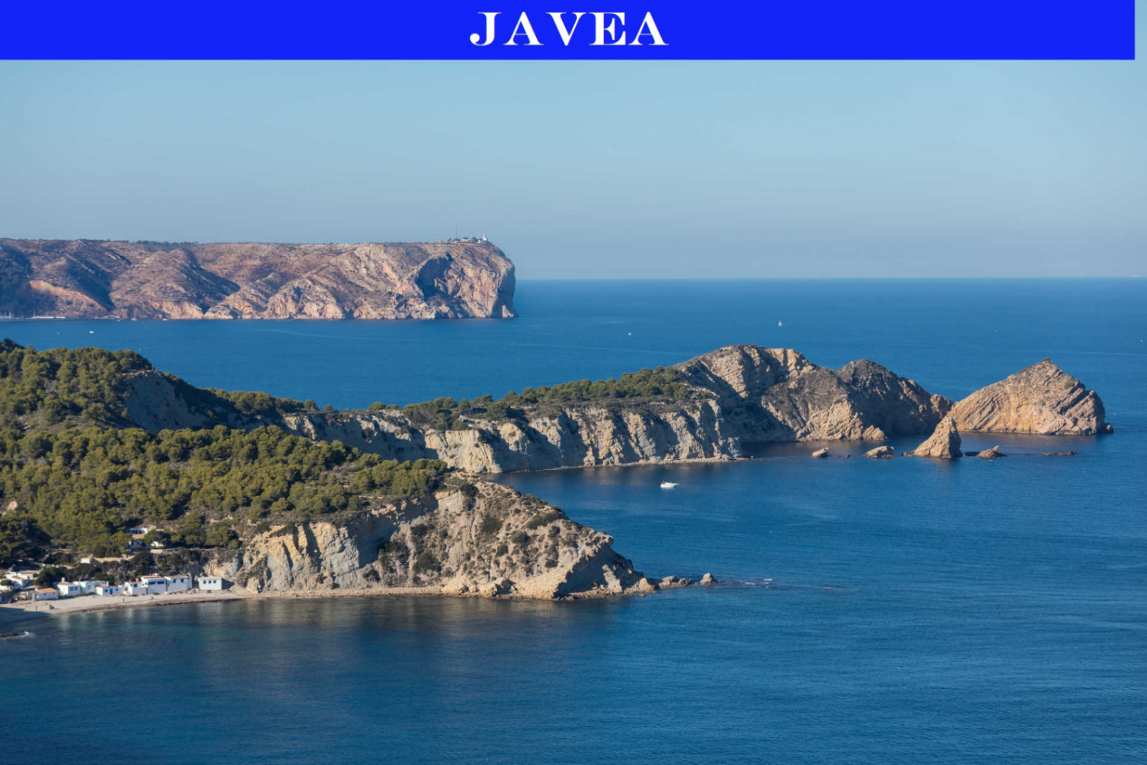 Vista panorámica de la costa de Jávea, mostrando los acantilados del Cabo de San Antonio y el entorno natural mediterráneo frente a aguas cristalinas.