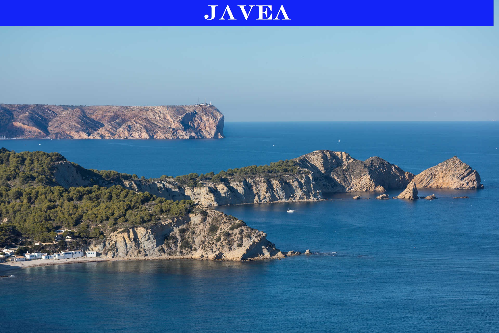 Vista panorámica de los acantilados de Jávea y el mar Mediterráneo, destacando la costa escarpada con vegetación autóctona y aguas cristalinas.
