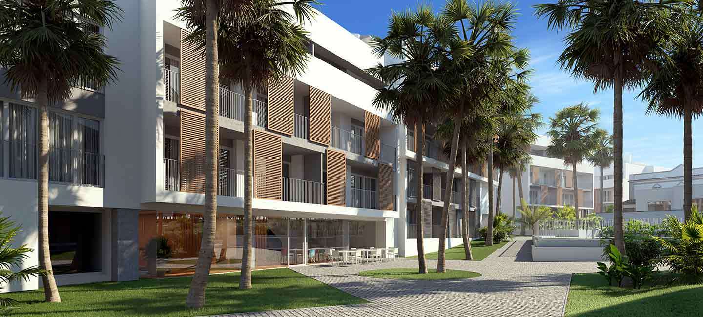Fachada moderna con persianas de madera correderas, jardines comunitarios con palmeras y zona social acristalada en la planta baja.