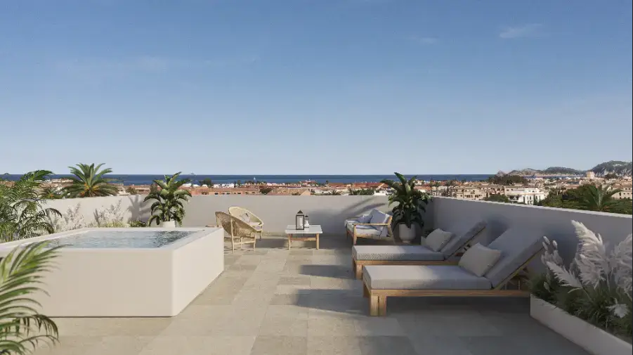 Amplia terraza en la azotea con jacuzzi privado, tumbonas y vistas panorámicas despejadas hacia la costa de Jávea y el mar Mediterráneo.