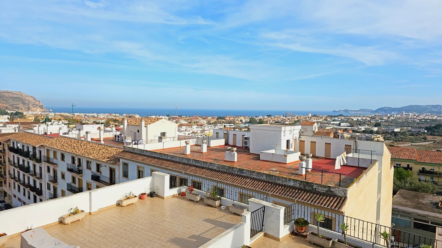 Vistas panorámicas desde la terraza comunitaria hacia el casco antiguo de Jávea, el mar Mediterráneo y las montañas circundantes.