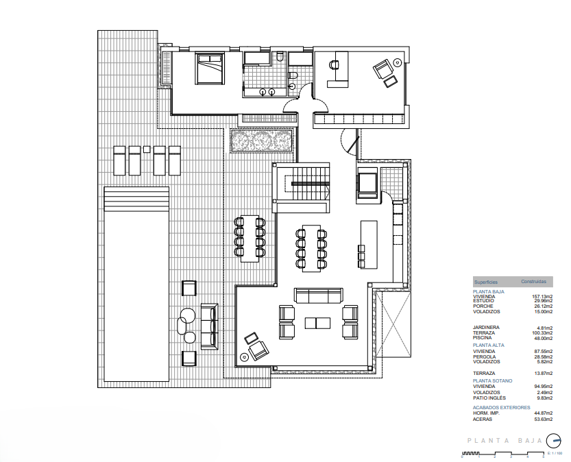 Plano detallado de la planta baja que muestra el salón de concepto abierto, suite principal, despacho y amplia terraza con piscina privada.
