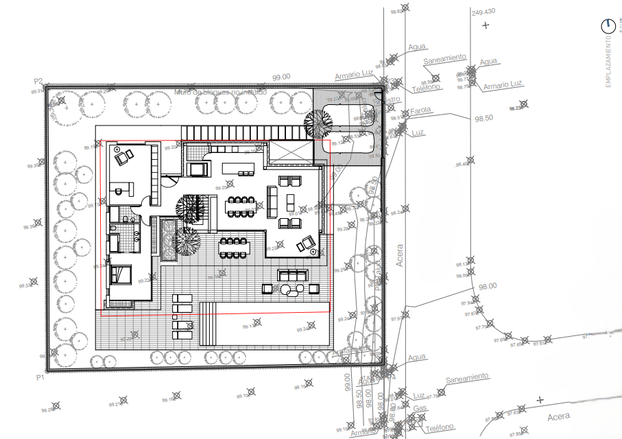 Plano técnico de emplazamiento que detalla la distribución de la planta baja, incluyendo el salón diáfano, suite principal, terraza con piscina y zona de aparcamiento.