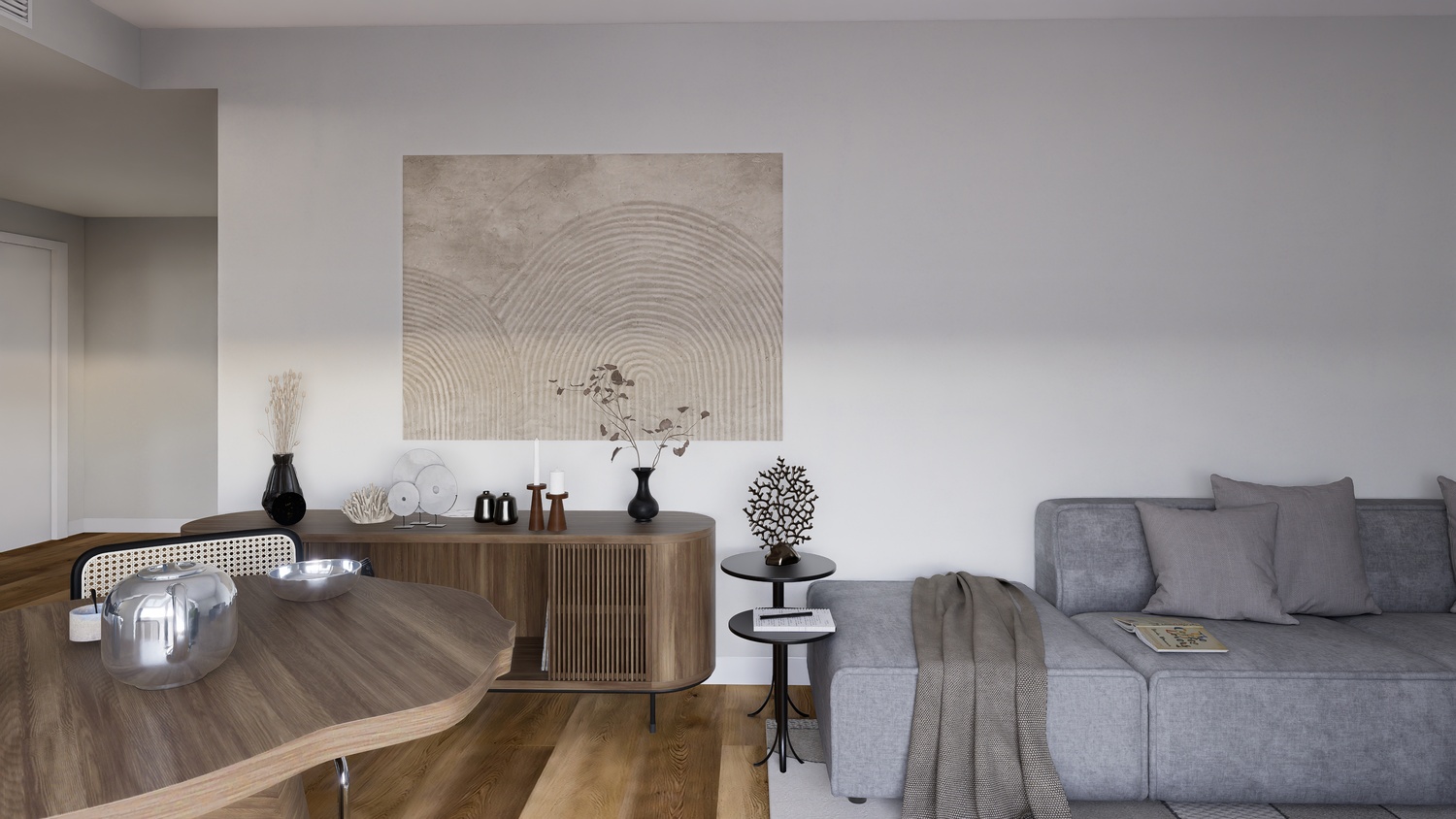Zona de estar moderna con sofá modular gris, aparador de madera con detalles de listones y un gran cuadro texturizado sobre suelos de madera de roble.