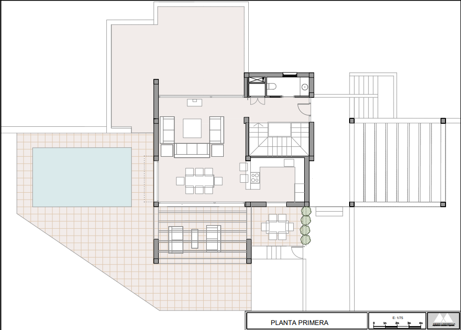 Plano arquitectónico detallado de la primera planta, que muestra la zona de día diáfana, la cocina y la amplia terraza con piscina privada.