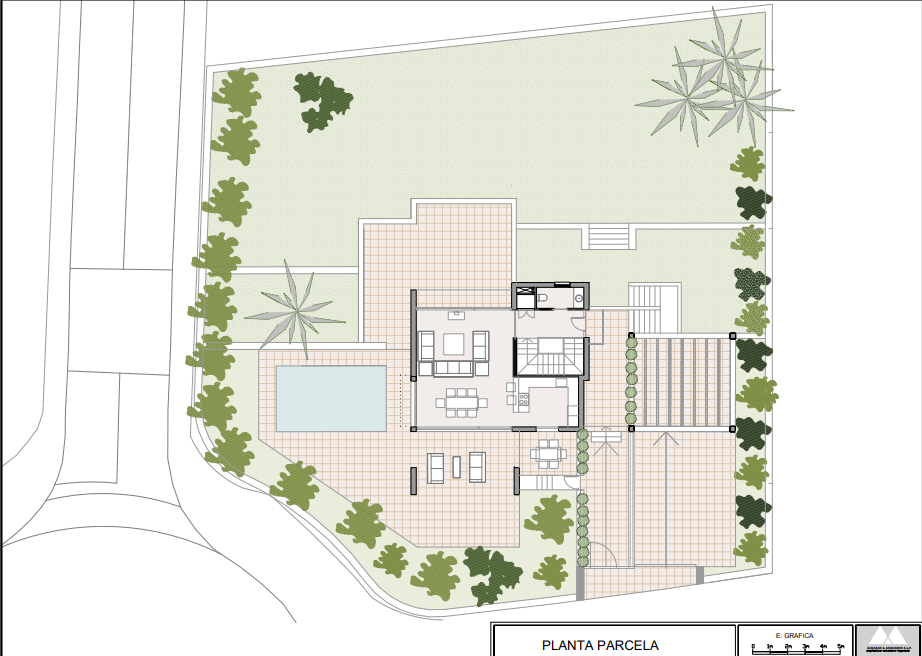 Plano detallado de la parcela de 1.000 m² que muestra la distribución de la planta baja, la piscina privada, las amplias zonas de terraza y el diseño del jardín.