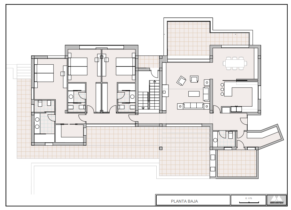 Plano arquitectónico de la planta baja que incluye tres dormitorios con baño privado, un gran salón-comedor diáfano y amplias zonas de terraza pavimentada.
