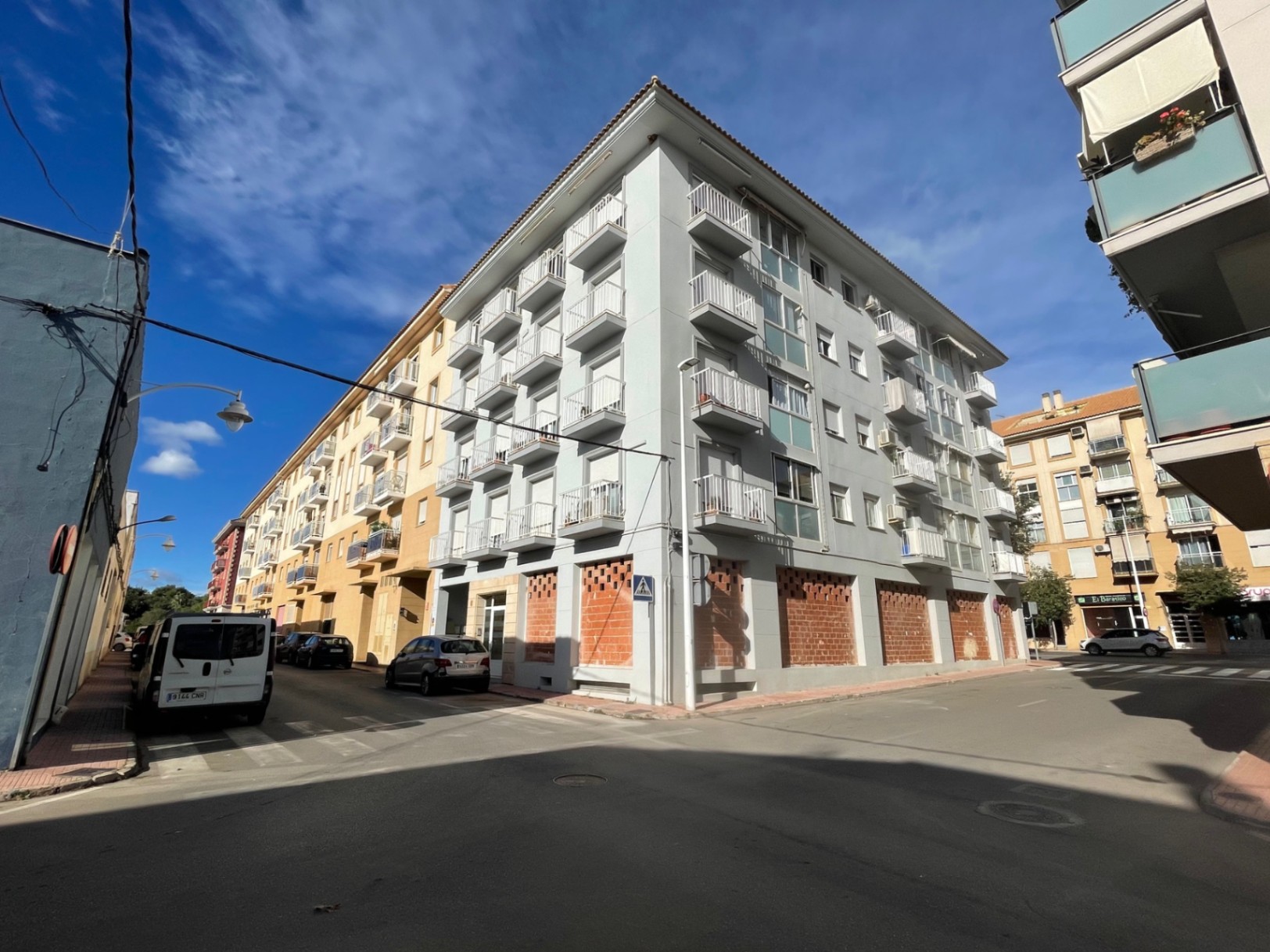 Edificio de esquina en Avenida Palmela con local comercial en planta baja. Su ubicación estratégica ofrece gran visibilidad y potencial para instalar amplios escaparates.