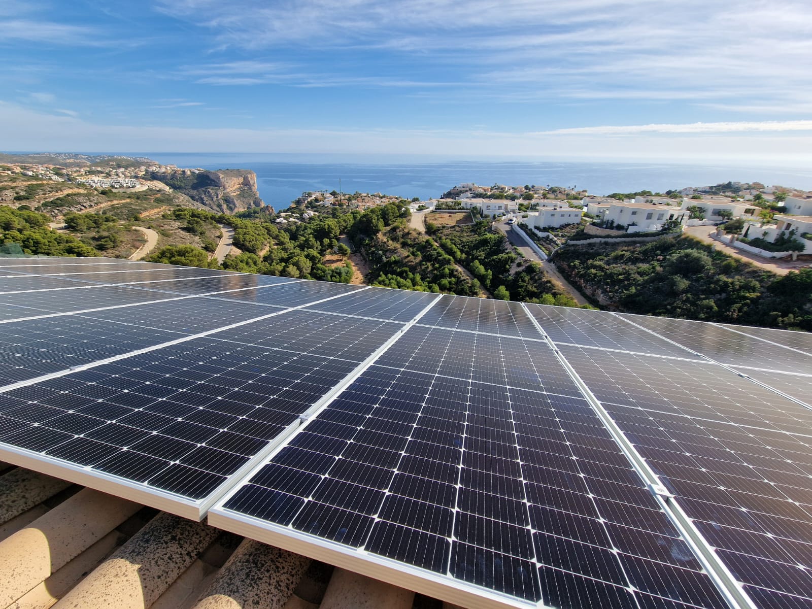 Paneles solares con vistas al mar en Cumbre del Sol, Benitachell. Energía sostenible con paisaje costero.