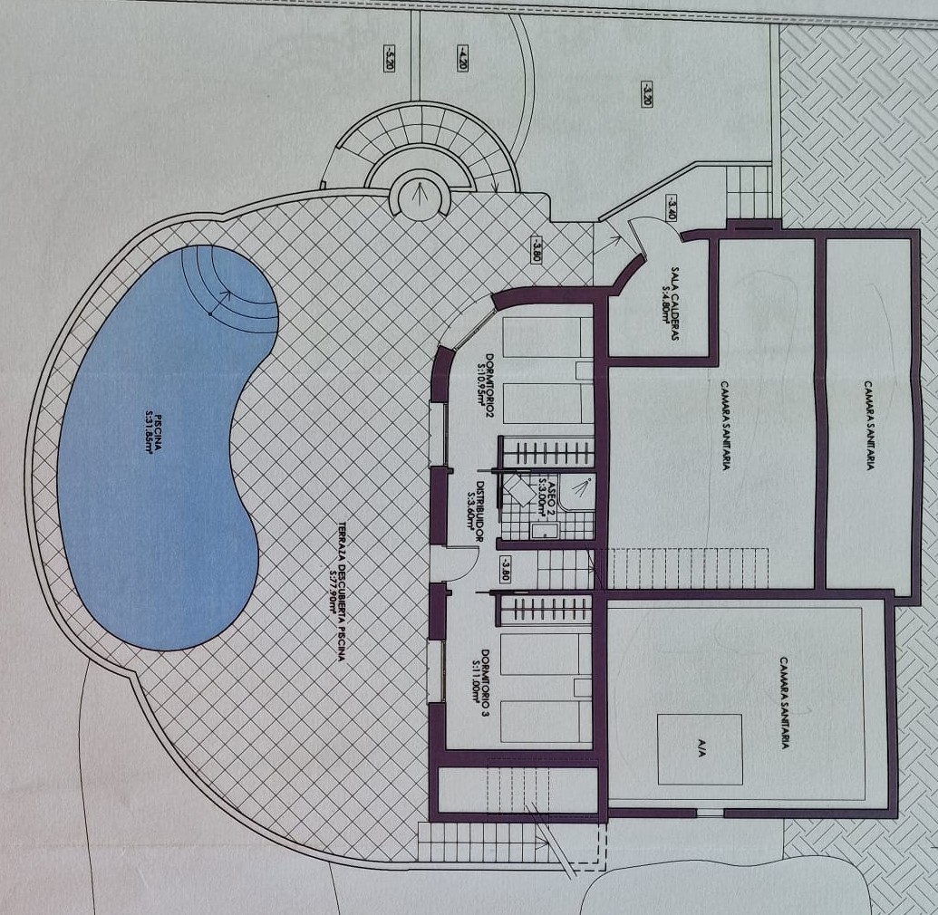 Plano arquitectónico: piscina privada, terraza descubierta y distribución de dormitorios en Benitachell.