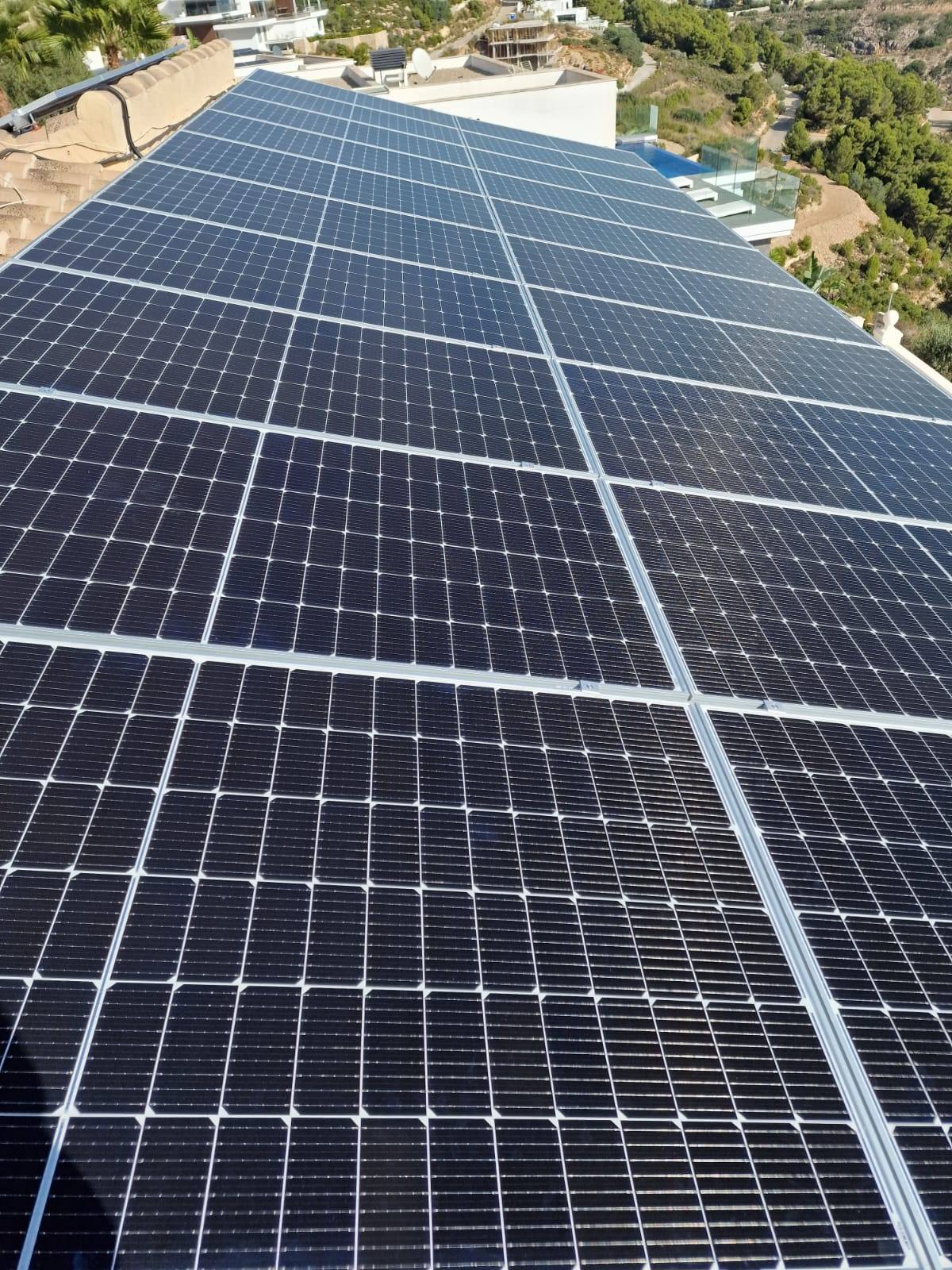 Vista detallada de los paneles solares en el tejado, energía sostenible.